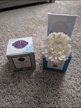Scentsy Ceramic Flower Diffuser with Fragrance Oil